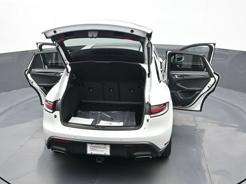 Certified 2025 Porsche Macan AWD/4WD image 28
