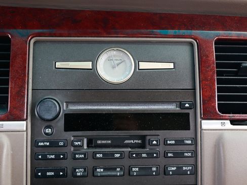 Used 2003 Lincoln Town Car Signature image 33