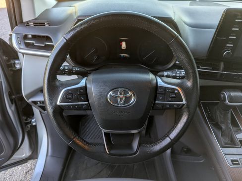 Used 2021 Toyota Sienna XLE image 15