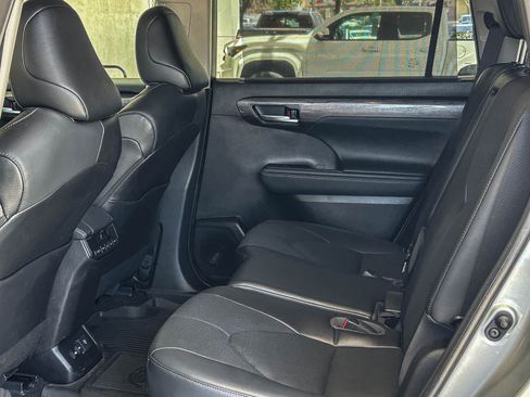 Used 2023 Toyota Highlander Limited FWD image 19