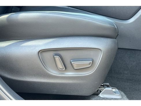 Used 2024 Toyota Highlander XLE FWD image 25