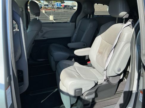 Used 2023 Toyota Sienna Limited image 17