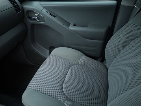 Used 2020 Nissan Frontier SV image 11