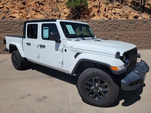 Used 2022 Jeep Gladiator Sport AWD/4WD image 3