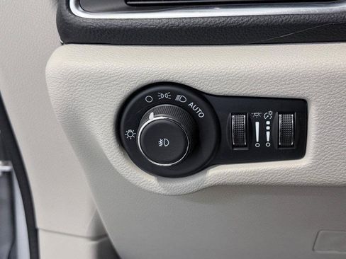 Used 2024 Chrysler Pacifica Limited image 35