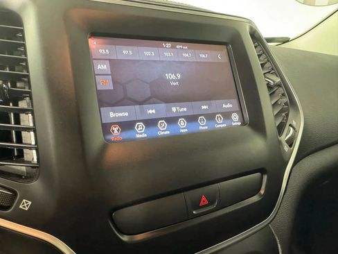 Used 2019 Jeep Cherokee Latitude w/ Popular Appearance Group FWD image 18
