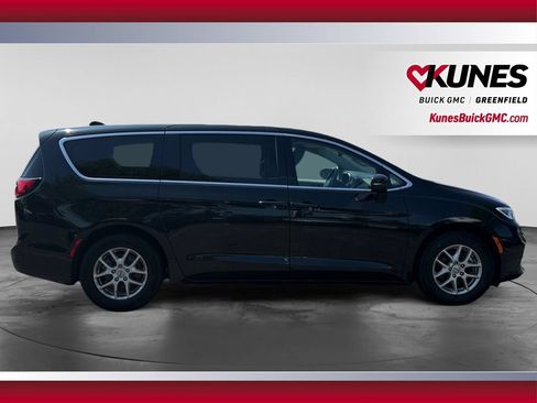 Used 2023 Chrysler Pacifica Touring-L FWD image 12