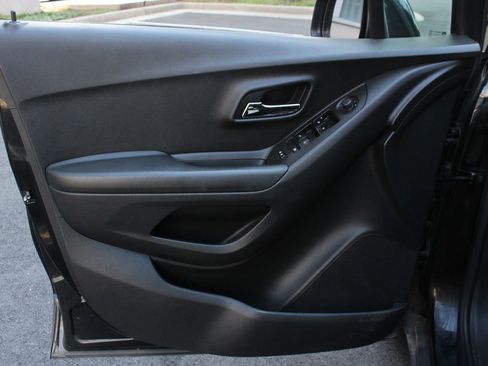 Used 2021 Chevrolet Trax LS w/ Tint and Cruise Package FWD image 15