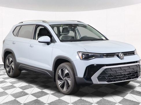 Used 2025 Volkswagen Taos SE image 16