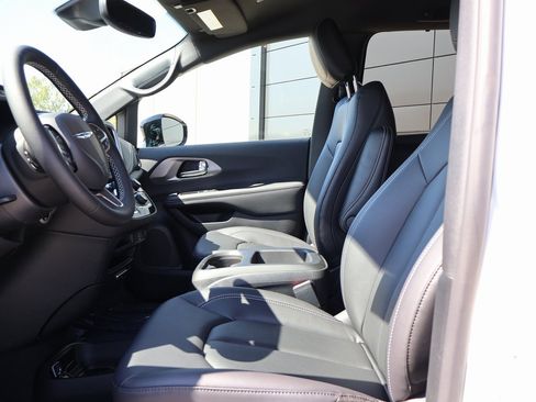 New 2026 Chrysler Pacifica Select image 22