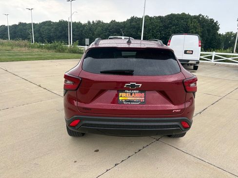 Used 2024 Chevrolet Trax RS w/ Sunroof Package FWD image 5