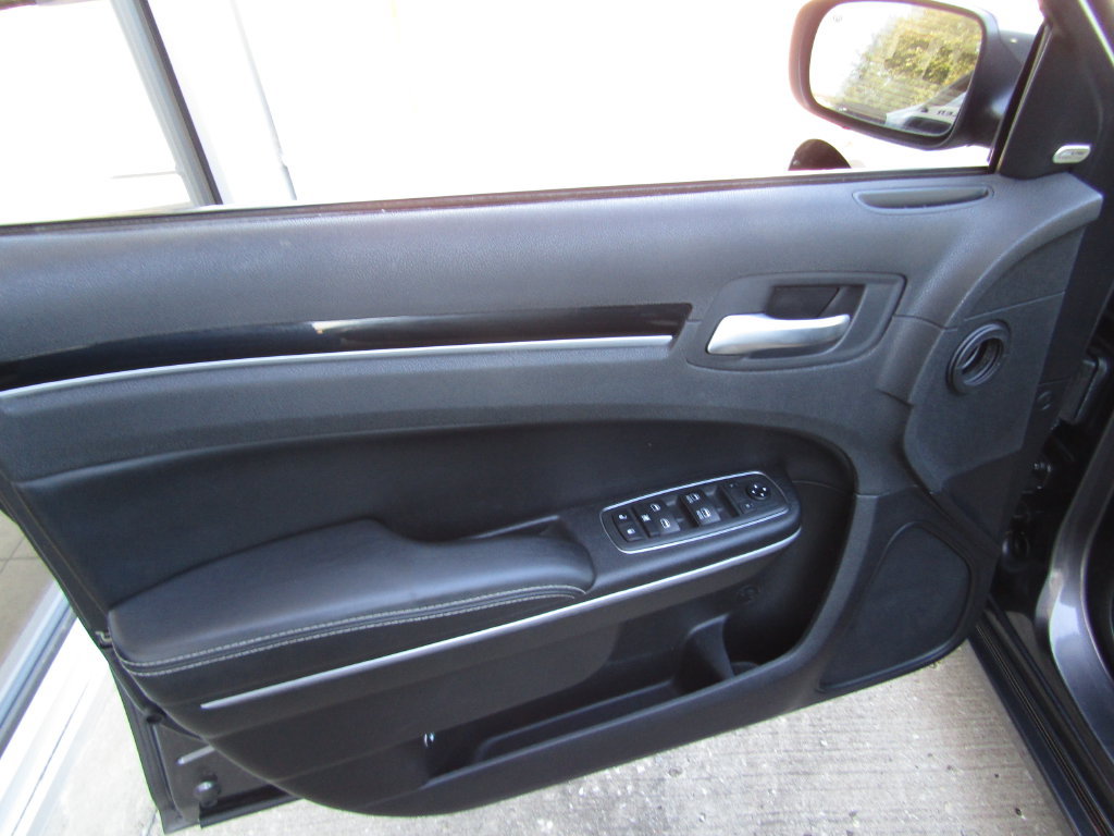 Used 2019 Chrysler 300 S AWD/4WD image 18