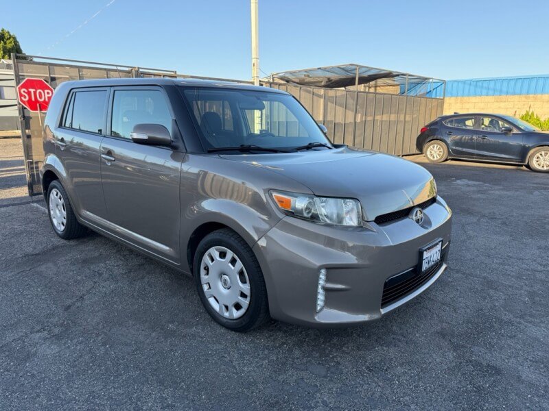 Used 2013 Scion xB FWD image 1