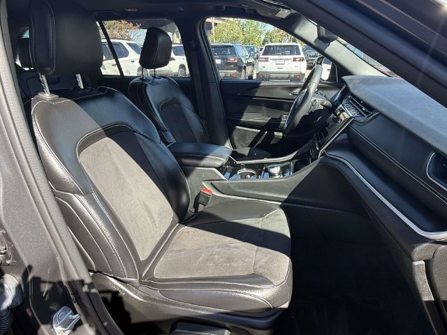 Used 2023 Jeep Grand Cherokee Altitude AWD/4WD image 10