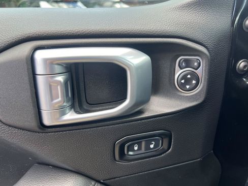 Used 2022 Jeep Wrangler Unlimited Sahara AWD/4WD image 25