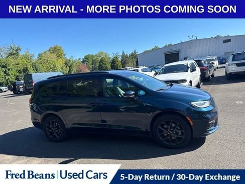 Used 2023 Chrysler Pacifica Touring-L w/ S Appearance Package AWD/4WD image 2
