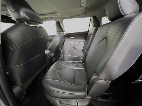 Used 2023 Toyota Highlander XLE FWD image 29