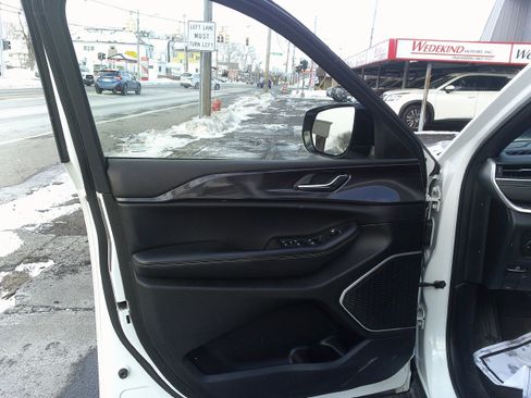 Used 2022 Jeep Grand Cherokee L Laredo image 18