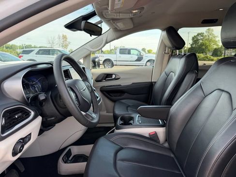 Used 2024 Chrysler Pacifica Touring-L FWD image 9