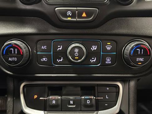 Used 2024 GMC Terrain SLE w/ Driver Convenience Package image 17