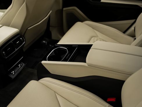 Used 2019 Lamborghini Urus AWD/4WD image 45