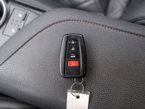 Used 2018 Toyota Camry XLE FWD image 30