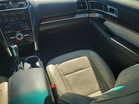 Used 2016 Ford Explorer Platinum image 16
