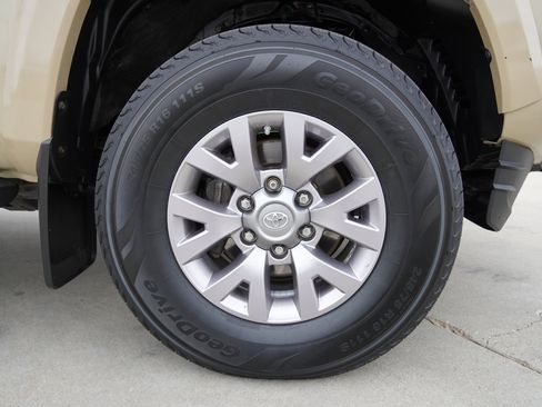 Certified 2018 Toyota Tacoma SR5 image 11