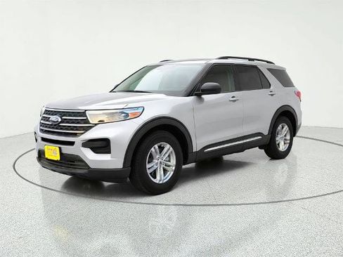 Certified 2023 Ford Explorer XLT RWD image 3