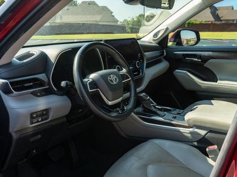 Used 2023 Toyota Highlander Limited FWD image 10