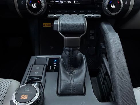 Used 2024 Toyota Tacoma Limited w/ Limited Package (LT) AWD/4WD image 31