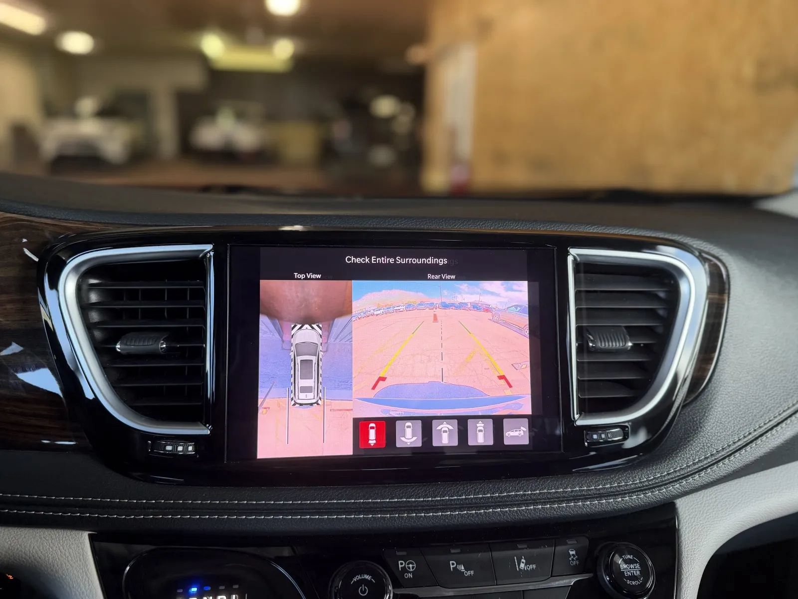 Used 2022 Chrysler Pacifica Limited FWD image 37