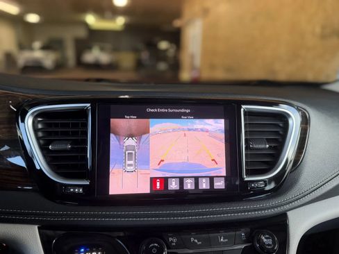 Used 2022 Chrysler Pacifica Limited FWD image 37