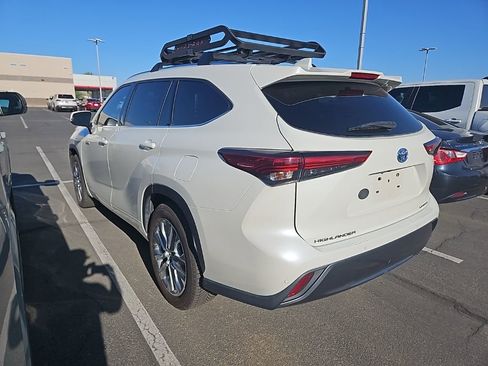 Certified 2021 Toyota Highlander Limited image 2