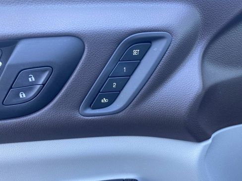 Used 2021 GMC Acadia SLT w/ Technology Package image 17