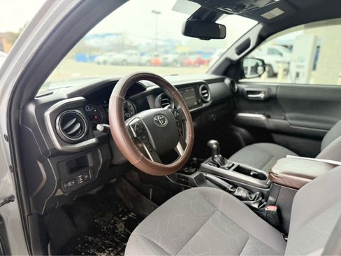 Used 2019 Toyota Tacoma TRD Off-Road image 12