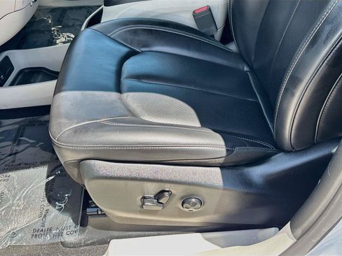 Used 2023 Chrysler Pacifica Touring-L FWD image 18