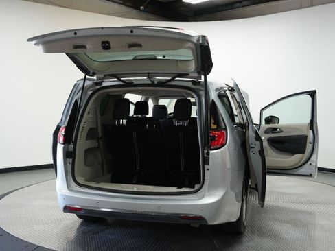 Used 2023 Chrysler Pacifica Touring-L FWD image 13