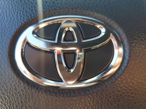 Used 2019 Toyota C-HR XLE FWD image 34