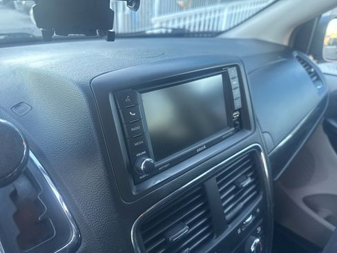 Used 2019 Dodge Grand Caravan SE w/ UConnect Hands-Free Group image 9