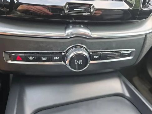 Used 2018 Volvo XC60 T5 Momentum w/ Vision Package AWD/4WD image 33