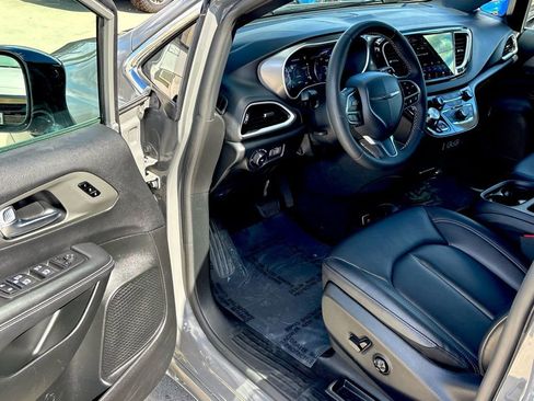 Used 2025 Chrysler Pacifica Select image 8