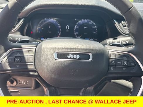 Used 2025 Jeep Grand Cherokee Laredo X RWD image 16