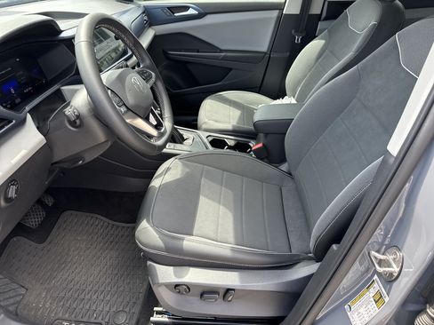 Used 2023 Volkswagen Taos SE w/ Panoramic Sunroof Package FWD image 5