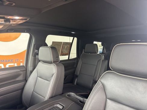 Used 2023 GMC Yukon SLT w/ SLT Premium Package image 13