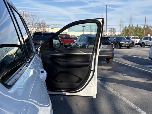 New 2025 Jeep Grand Cherokee L Limited image 8