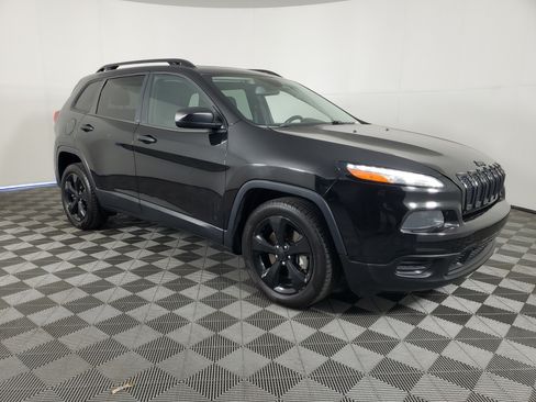 Used 2017 Jeep Cherokee Sport FWD image 2