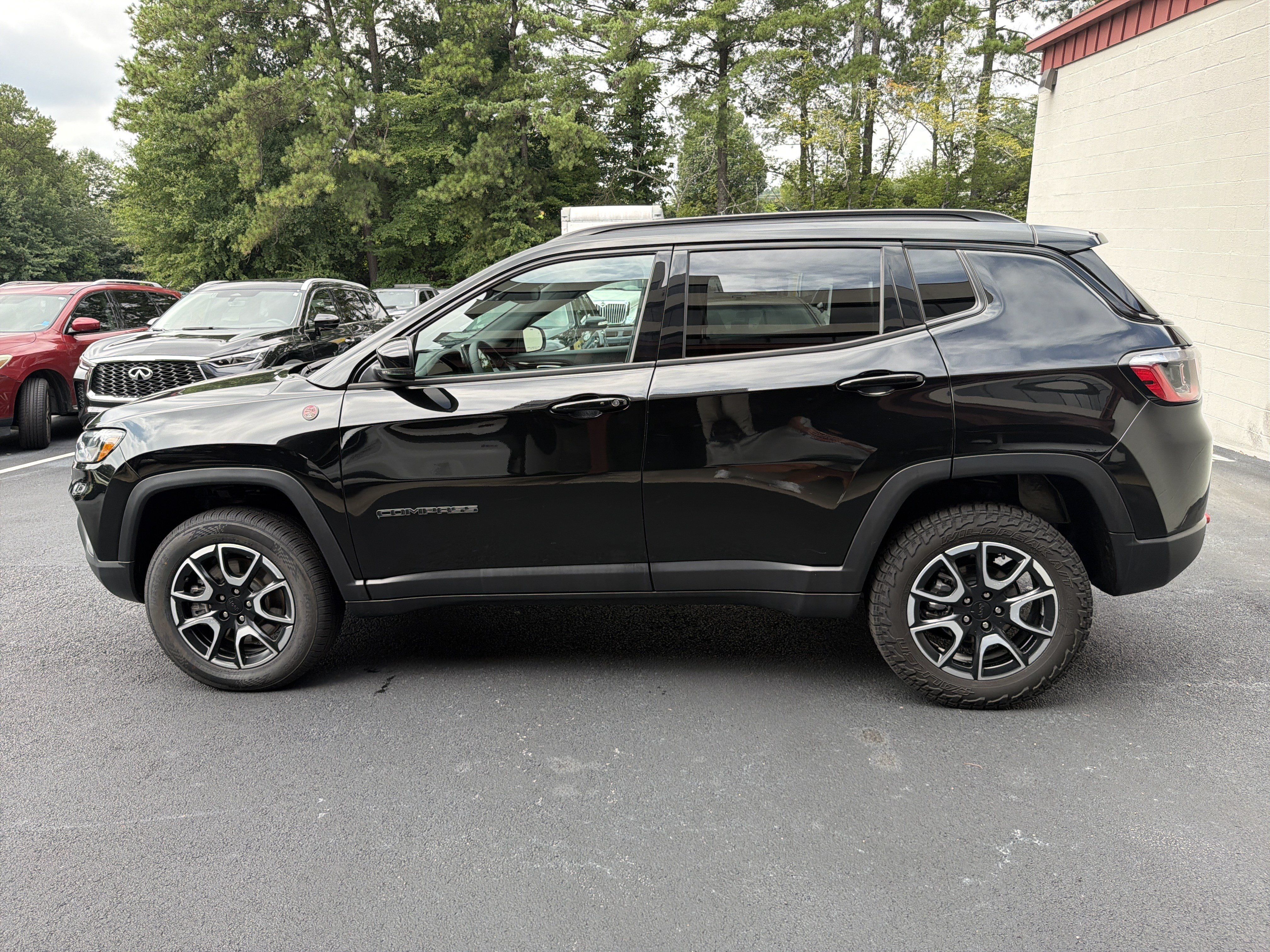 Used 2024 Jeep Compass Trailhawk AWD/4WD image 4