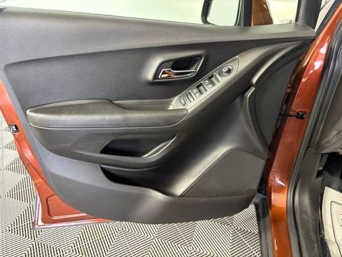 Used 2019 Chevrolet Trax LT w/ LT Convenience Package FWD image 17