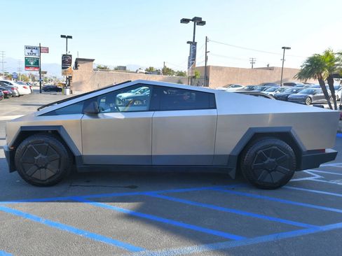 Used 2024 Tesla Cybertruck AWD Crew Cab image 4